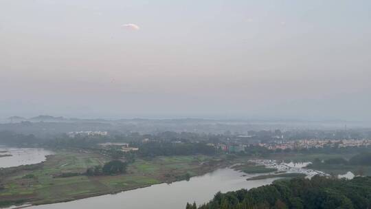 云雾缭绕早晨河流村庄