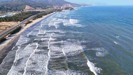 沿海公路边海浪翻涌的美丽海景