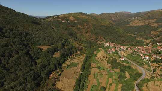 航拍山脉和山间乡村