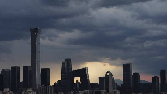 北京CBD城市晚霞国贸中国尊雨云厚云层