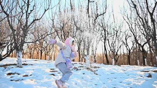 冬季树林雪地儿童向天空抛洒雪花慢镜头