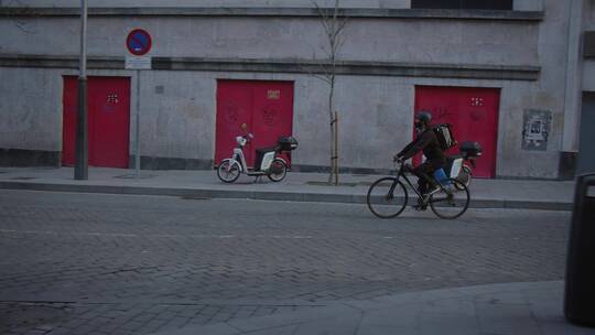 送货员在城市街道骑自行车