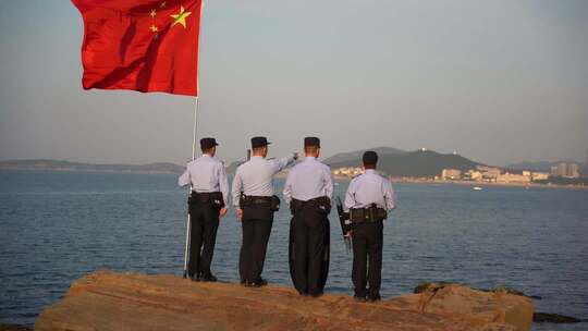 国庆节威海警察高举五星红旗巡查海岸