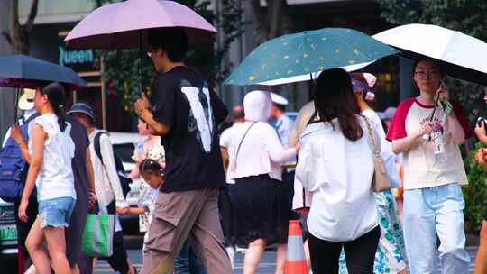 城市夏天暑假酷暑高温炎热街道人群人流汽车