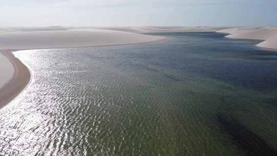 巴西标志性的雨水湖和沙丘。Lencois Maranhens巴西。