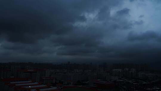 城市小区天空乌云密布暴雨来临城镇社区乌云