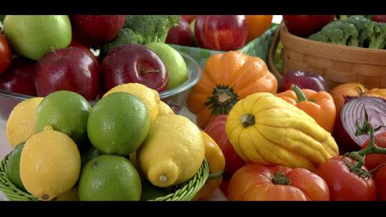 水果蔬菜摆满桌子新鲜色彩水珠