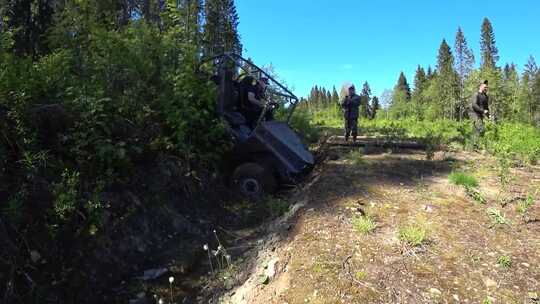 一个在森林里驾驶4x4卡车的人