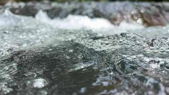 镜头下的湍流溪水特写