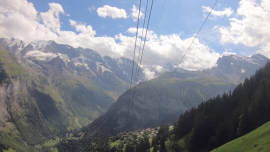 瑞士阿尔卑斯山上的贡多拉上山；一些支撑驾驶室的贡多拉杆的gopro视图
