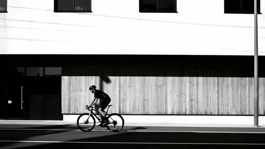 城市骑行低碳出行生活方式视频