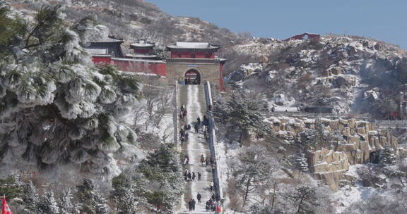 山东泰山风景区雪景下雪