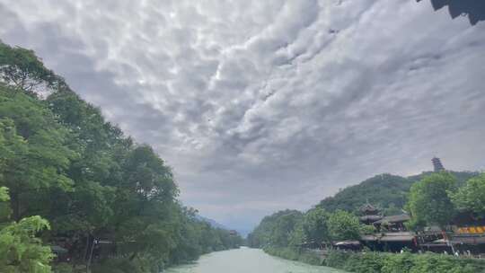 天空下摇树木河流