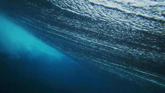 海底拍摄海浪袭来