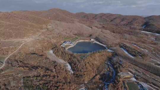 航拍威海市文登区天福山后驾山村心形水库