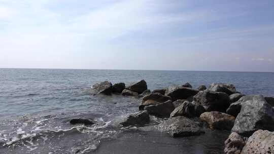 希腊爱琴海岸边的岩石