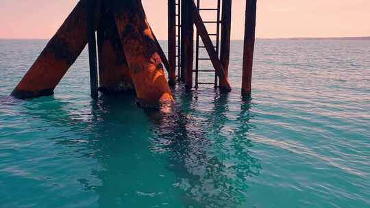 亚得里亚海海上石油平台或石油钻井平台塔架底座