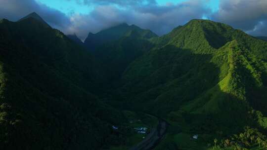 日落光高耸的山峰山谷城镇村庄Teahup