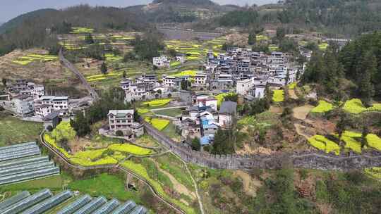 湖南湘西凤凰县南方长城穿过农田航拍景观