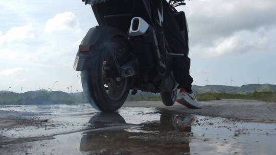 踏板摩托车在山路上骑行、压弯、烧胎视频素材模板下载