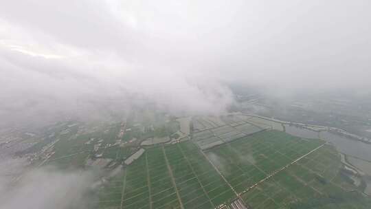 穿越机航拍穿云高空云层蓝天白云平流雾