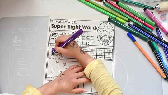 幼儿园儿童桌上学写字写英文字母