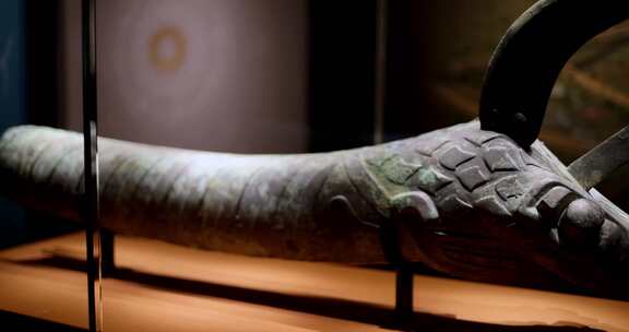 商代青铜猪鼻龙，四川省文物考古研究院藏