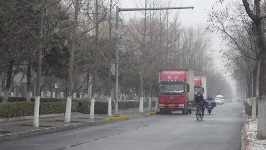 下雪天骑自行车的路人视频素材模板下载