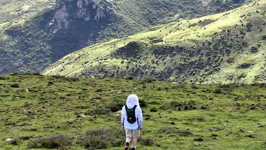 高原徒步探险的美少女旅拍素材