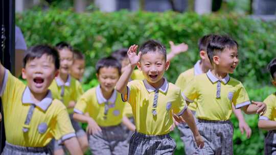 幼儿园老师和小孩欢乐玩耍