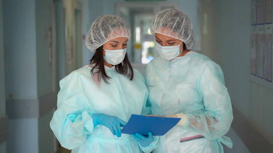 两个女医生在讨论病例视频素材模板下载