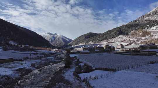 川西航拍雪后的上城子村雪景田园风光