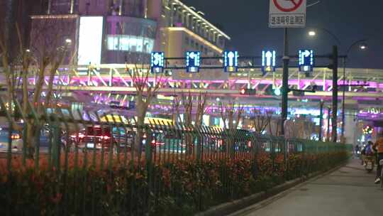 夜晚城市人群行人汽车车辆车流人流夜景人文