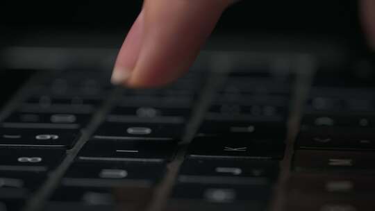 手指在键盘上敲击的特写镜头