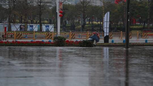 雨天湿漉漉的城市街道