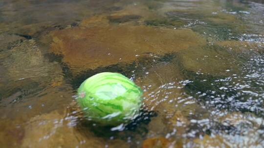 4K实拍夏天西瓜漂浮在清澈冰凉的溪水