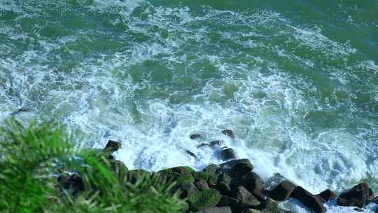 4K升格实拍海岸边潮水拍打礁石激起浪花