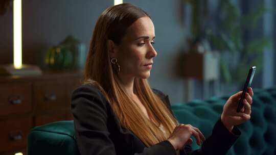 女人，智能手机，沙发，说话