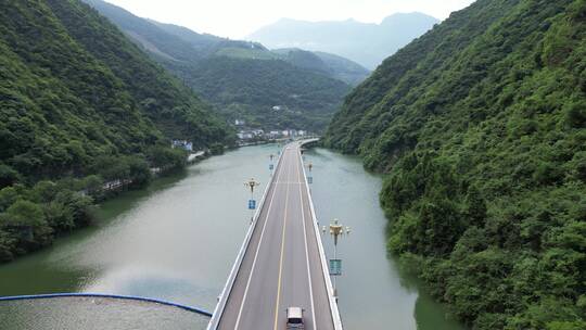 航拍水上最美公路湖北新山