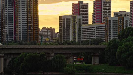 夕阳下高铁动车穿过城市唯美画面