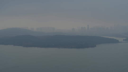 航拍武汉东湖山湖面清晨雾气