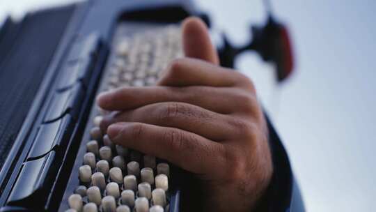 手风琴演奏的细节镜头