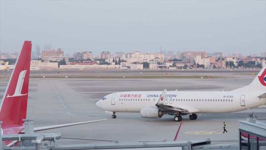 上海虹桥机场东方航空准备起飞视频素材模板下载