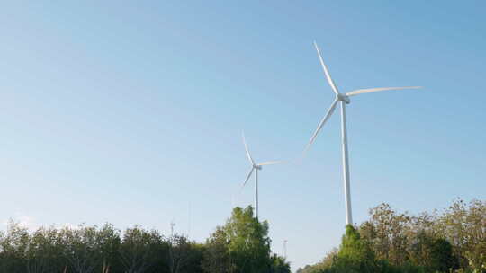 山顶风车农场涡轮机与自然同步转动产生清洁