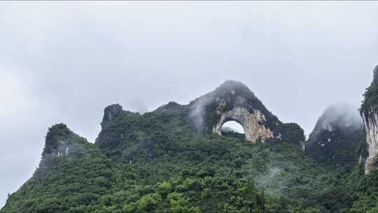 云雾缭绕的月亮山青山景致