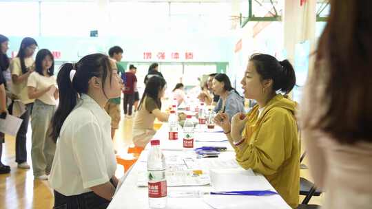 高校大学生毕业招聘会面试洽谈