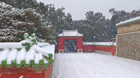 北京下雪中的故宫博物院
