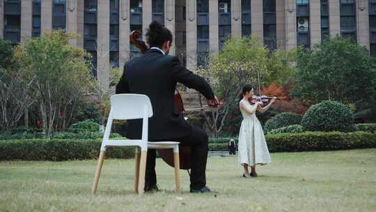 小提琴和大提琴住宅小区草坪演奏