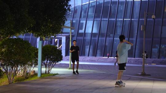 夏天市民夜晚休闲散步都市生活合集