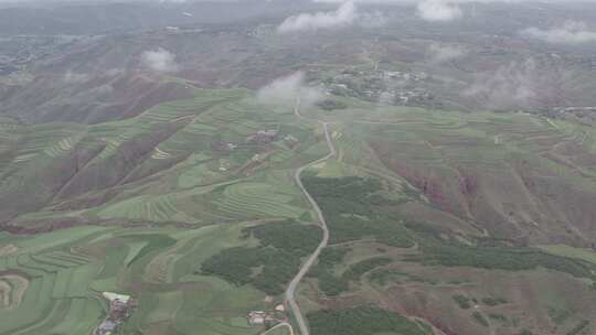 青海平安洪水泉田地山峰航拍视频